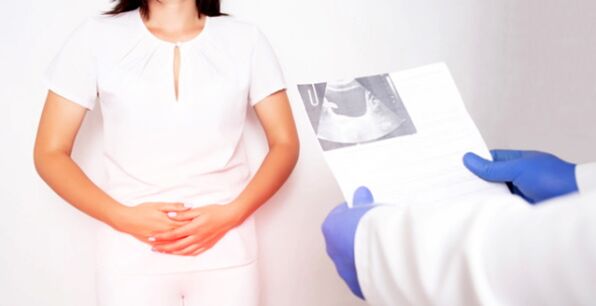 Une femme atteinte de cystite bactérienne est diagnostiquée par un médecin